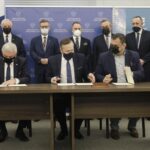 22.02.2022. Warszawa. Podpisanie porozumienia dotyczącego budowy zalewu Bzin na Kamiennej. Na zdjęciu: (umowę podpisują, od lewej): Andrzej Bętkowski - marszałek województwa świętokrzyskiego, Krzysztof Woś - wiceprezes Wód Polskich i Konrad Kronig - prezydent Skarżyska-Kamiennej; z tyłu (od lewej): Marek Jońca - członek zarządu województwa, Grzegorz Witkowski - wiceminister infrastruktury, Andrzej Brzeziński - wiceprezydent Skarżyska-Kamiennej, Roman Wojcieszek - były prezydent Skarżyska, Cezary Majcherski - dyrektor Zarządu Zlewni Wód Polskich w Kielcach, Mariusz Bodo - sekretarz województwa / Jarosław Kubalski / Radio Kielce