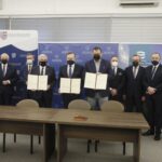 22.02.2022. Warszawa. Podpisanie porozumienia dotyczącego budowy zalewu Bzin na Kamiennej. Na zdjęciu (od lewej): Marek Jońca - członek zarządu województwa, Grzegorz Witkowski - wiceminister infrastruktury, Andrzej Bętkowski - marszałek województwa świętokrzyskiego, Krzysztof Woś - wiceprezes Wód Polskich i Konrad Kronig - prezydent Skarżyska-Kamiennej, Andrzej Brzeziński - wiceprezydent Skarżyska-Kamiennej, Roman Wojcieszek - były prezydent Skarżyska, Cezary Majcherski - dyrektor Zarządu Zlewni Wód Polskich w Kielcach, Mariusz Bodo - sekretarz województwa / Jarosław Kubalski / Radio Kielce