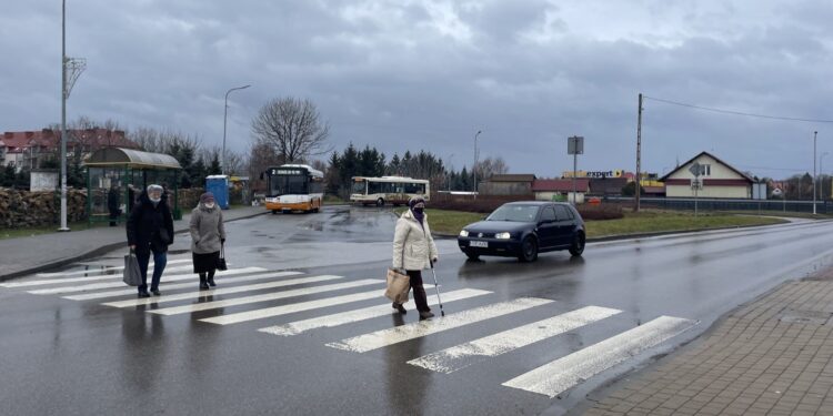 03.01.2022. Sandomierz. Przejście dla pieszych na ul. Dobkiewicza / Grażyna Szlęzak-Wójcik / Radio Kielce