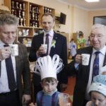 28.02.2022. Jaworznia. Nowoczesne wyposażenie pracowni dydaktycznych w ramach programu Laboratoria Przyszłości. Na zdjęciu (od lewej): senator Krzysztof Słoń, Zbigniew Piątek- wójt Piekoszowa, poseł Krzysztof Lipiec / Jarosław Kubalski / Radio Kielce