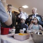 28.02.2022. Jaworznia. Nowoczesne wyposażenie pracowni dydaktycznych w ramach programu Laboratoria Przyszłości. Na zdjęciu (od lewej): senator Krzysztof Słoń, Zbigniew Piątek- wójt Piekoszowa, poseł Krzysztof Lipiec / Jarosław Kubalski / Radio Kielce