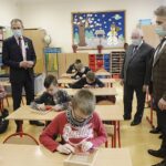 28.02.2022. Jaworznia. Nowoczesne wyposażenie pracowni dydaktycznych w ramach programu Laboratoria Przyszłości. Na zdjęciu (od lewej): Zbigniew Piątek - wójt Piekoszowa, poseł Krzysztof Lipiec, senator Krzysztof Słoń / Jarosław Kubalski / Radio Kielce