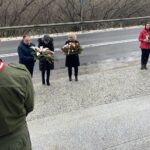 02.02.2022. Zawichost. Uroczystości patriotyczne w rocznicę śmierci 30 Polaków rozstrzelanych przez Niemców 2 lutego 1944 roku. Na zdjęciu (od lewej): Marek Kwitek - poseł PiS, Joanna Majewska - kierownik Urzędu Stanu Cywilnego w Zawichoście, Katarzyna Kondziołka -  burmistrz Zawichostu / Picasa / Radio Kielce