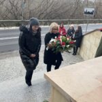 02.02.2022. Zawichost. Uroczystości patriotyczne w rocznicę śmierci 30 Polaków rozstrzelanych przez Niemców 2 lutego 1944 roku. Na zdjęciu (od lewej): Marek Kwitek - poseł PiS, Joanna Majewska - kierownik Urzędu Stanu Cywilnego w Zawichoście, Katarzyna Kondziołka - burmistrz Zawichostu / Picasa / Radio Kielce