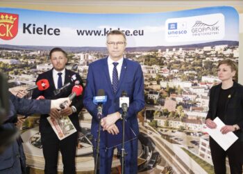 10.02.2022. Kielce. Konferencja w urzędzie miasta. Na zdjęciu (od lewej): Marcin Chłodnicki - zastępca prezydenta Kielc, Bogdan Wenta - prezydent Kielc, Agata Wojda - zastępca prezydenta Kielc / Jarosław Kubalski / Radio Kielce