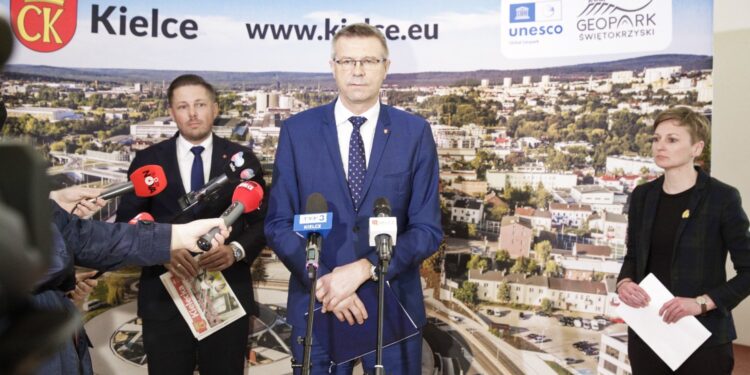 10.02.2022. Kielce. Konferencja w urzędzie miasta. Na zdjęciu (od lewej): Marcin Chłodnicki - zastępca prezydenta Kielc, Bogdan Wenta - prezydent Kielc, Agata Wojda - zastępca prezydenta Kielc / Jarosław Kubalski / Radio Kielce