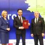 01.02.2022. Warszawa. Podpisanie Kontraktu Programowego dla Województwa Świętokrzyskiego. Na zdjęciu (od lewej): Renata Janik - wicemarszałek województwa świętokrzyskiego, Waldemar Buda - Sekretarz Stanu w Ministerstwie Funduszy i Polityki Regionalnej, Andrzej Bętkowski - marszałek województwa świętokrzyskiego / Jarosław Kubalski / Radio Kielce