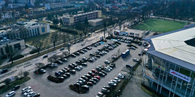 16.02.2022. Kielce. Parking przy stadionie piłkarskim Suzuki Arena / Jarosław Kubalski / Radio Kielce