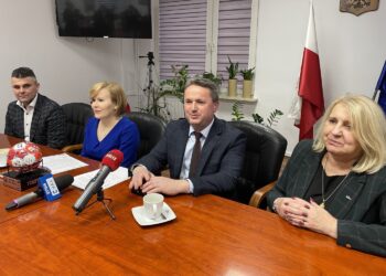 11.02.2022. Staszów. Konferencja wiceminister sportu i turystyki. Na zdjęciu (od lewej): Roman Kowalik - prezes klubu Stal Mielec, Anna Krupka - wiceminister sportu i turystyki, Leszek Kopeć - burmistrz Staszowa i Agnieszka Wojda - Enea Elektrownia Połaniec / Grażyna Szlęzak-Wójcik / Radio Kielce