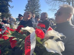 14.02.2022. Sandomierz. 80 rocznica przemianowania ZWZ w AK. Na zdjęciu (od lewej) poseł PiS Marek Kwitek, radni miasta Sandomierza z klubu PiS Mariusz Prezgot i Krzysztof Szatan / Grażyna Szlęzak-Wójcik / Radio Kielce