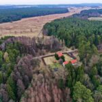 18.02.2022. Henryków. Okolice gajówki gdzie rozbite zostało zgrupowanie bojówek AL i sowieckiego wywiadu / Jarosław Kubalski / Radio Kielce