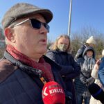 15.02.2022. Sandomierz. Spotkanie z mieszkańcami osiedla przy ul. Okrzei. Na zdjęciu (po lewej): Tomasz Marcinowski - wiceprezes zarządu Ostrowieckiego Kombinatu Budowlanego / Grażyna Szlęzak-Wójcik / Radio Kielce