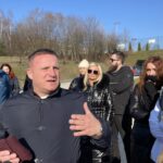 15.02.2022. Sandomierz. Spotkanie z mieszkańcami osiedla przy ul. Okrzei. Na zdjęciu (w środku): Jerzy Żyła - mieszkaniec osiedla na ul. Okrzei, wiceprzewodniczący Rady Miasta Sandomierza / Grażyna Szlęzak-Wójcik / Radio Kielce