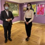 20.02.2022. Sandomierz. Wystawa w Muzeum Zamkowym. Na zdjęciu (od lewej):b Mikołaj Getka-Kenig - dyrektor Muzeum Zamkowego w Sandomierzu, Kinga Kędziora-Palińska - pracownik Muzeum Zamkowego / Grażyna Szlęzak-Wójcik / Radio Kielce