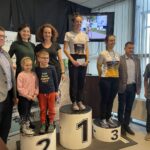 19.02.2022. Sandomierz. Zimowy Triathlon. Na zdjęciu (od lewej): Marcin Marzec - burmistrz Sandomierza, Anna Jurkiewicz z dziećmi, Iwona Wojtal, Eliza Pitura, Dagmara Krawczyk, Paweł Wierzbicki - dyrektor Miejskiego Ośrodka Sportu i Rekreacji w Sandomierzu, Jacek Łabudzki - ultra maratończyk. / Grażyna Szlęzak-Wójcik / Radio Kielce