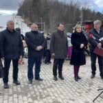 28.02.2022. Konary. Zawody powiatowe w narciarstwie alpejskim i snowboardzie. Na zdjęciu (od lewej): Lucyna Jonaszek - dyrektor Centrum Usług Wspólnych w Koprzywnicy, Robert Filipczak - kuratorium oświaty, Tadeusz Dziedzic, Marek Goździewski - burmistrz Klimontowa, Anna Krupka - wiceminister sportu i turystyki, Krzysztof Chmielowiec - dyrektor Szkoły Podstawowej w Niedźwicach / Grażyna Szlęzak-Wójcik / Radio Kielce