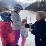 28.02.2022. Konary. Zawody powiatowe w narciarstwie alpejskim i snowboardzie. Na zdjęciu: Anna Krupka - wiceminister sportu i turystyki dekoruje zwyciezców / Grażyna Szlęzak-Wójcik / Radio Kielce