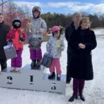 28.02.2022. Konary. Zawody powiatowe w narciarstwie alpejskim i snowboardzie. Na zdjęciu: Marek Goździewski - burmistrz Klimontowa (z lewej) i Anna Krupka - wiceminister sportu i turystyki (z prawej) wraz ze zwycięzcami / Grażyna Szlęzak-Wójcik / Radio Kielce