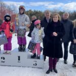 28.02.2022. Konary. Zawody powiatowe w narciarstwie alpejskim i snowboardzie. Na zdjęciu (od lewej): Marek Goździewski - burmistrz Klimontowa, dzieci, które uczestniczyły w zawodach, Krzysztof Chmielowiec - dyrektor Szkoły Podstawowej w Niedźwicach, Anna Krupka - wiceminister sportu i turystyki, Robert Filipczak - kuratorium oświaty, Lucyna Jonaszek - dyrektor Centrum Usług Wspólnych w Koprzywnicy / Grażyna Szlęzak-Wójcik / Radio Kielce