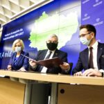 01.02.2022. Warszawa. Podpisanie Kontraktu Programowego dla Województwa Świętokrzyskiego. Na zdjęciu (od lewej): Renata Janik - wicemarszałek województwa świętokrzyskiego, Andrzej Bętkowski - marszałek województwa świętokrzyskiego, Waldemar Buda - Sekretarz Stanu w Ministerstwie Funduszy i Polityki Regionalnej / Jarosław Kubalski / Radio Kielce