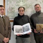 20.02.2022. Radoszyce. Na zdjęciu: Mateusz Garbacz - nadleśniczy Nadleśnictwa Radoszyce, Tadeusz Czarnecki - autor publikacji, Tomasz Pakuła / Magdalena Galas-Klusek / Radio Kielce