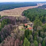 18.02.2022. Henryków. Okolice gajówki gdzie rozbite zostało zgrupowanie bojówek AL i sowieckiego wywiadu / Jarosław Kubalski / Radio Kielce