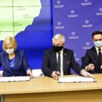 01.02.2022. Warszawa. Podpisanie Kontraktu Programowego dla Województwa Świętokrzyskiego. Na zdjęciu (od lewej): Renata Janik - wicemarszałek województwa świętokrzyskiego, Andrzej Bętkowski - marszałek województwa świętokrzyskiego, Waldemar Buda - Sekretarz Stanu w Ministerstwie Funduszy i Polityki Regionalnej / Jarosław Kubalski / Radio Kielce