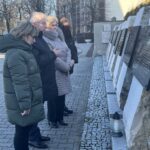 14.02.2022. Starachowice. 80. rocznica przemianowania ZWZ na AK i 14. rocznica śmierci Antoniego Hedy „Szarego”. Na zdjęciu (od lewej): Anna Fitas - PiS Starachowice, poseł Krzysztof Lipiec, radna Danuta Krępa, Magdalena Waga - PiS Starachowice / Anna Głąb / Radio Kielce