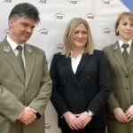 21.02.2022. Bodzentyn. Na zdjęciu (od lewej): Jan Reklewski - dyrektor ŚPN, Anna Kęzik - wiceprezes Fundacji PGE, Monika Pastuszka - księgowa ŚPN / Anna Głąb / Radio Kielce