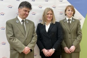 21.02.2022. Bodzentyn. Na zdjęciu (od lewej): Jan Reklewski - dyrektor ŚPN, Anna Kęzik - wiceprezes Fundacji PGE, Monika Pastuszka - księgowa ŚPN / Anna Głąb / Radio Kielce