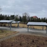 21.02.2022. Bodzentyn. Instalacja fotowoltaiczna o mocy 27 kilowatów zasila siedzibę Świętokrzyskiego Parku Narodowego i Centrum Edukacyjnego / Anna Głąb / Radio Kielce