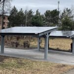 21.02.2022. Bodzentyn. Instalacja fotowoltaiczna o mocy 27 kilowatów zasila siedzibę Świętokrzyskiego Parku Narodowego i Centrum Edukacyjnego / Anna Głąb / Radio Kielce