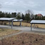 21.02.2022. Bodzentyn. Instalacja fotowoltaiczna o mocy 27 kilowatów zasila siedzibę Świętokrzyskiego Parku Narodowego i Centrum Edukacyjnego / Anna Głąb / Radio Kielce