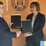 28.02.2022. Ostrowiec Św. Podpisanie umowy na dostawę ośmiu autobusów elektrycznych. Na zdjęciu (od lewej): Jarosław Górczynski - prezydent Ostrowca Św. i Małgorzata Durda - dyrektor da. sprzedaży w firmie MAN / Anna Głąb / Radio Kielce