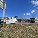 18.02.2022. Miedziana Góra. Kolizja auta osobowego z autobusem miejskim / Jarosław Kubalski / Radio Kielce