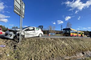 18.02.2022. Miedziana Góra. Kolizja auta osobowego z autobusem miejskim / Jarosław Kubalski / Radio Kielce