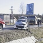 18.02.2022. Miedziana Góra. Kolizja auta osobowego z autobusem miejskim / Jarosław Kubalski / Radio Kielce