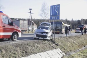 18.02.2022. Miedziana Góra. Kolizja auta osobowego z autobusem miejskim / Jarosław Kubalski / Radio Kielce