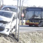 18.02.2022. Miedziana Góra. Kolizja auta osobowego z autobusem miejskim / Jarosław Kubalski / Radio Kielce