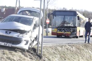 18.02.2022. Miedziana Góra. Kolizja auta osobowego z autobusem miejskim / Jarosław Kubalski / Radio Kielce