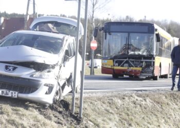 18.02.2022. Miedziana Góra. Kolizja auta osobowego z autobusem miejskim / Jarosław Kubalski / Radio Kielce