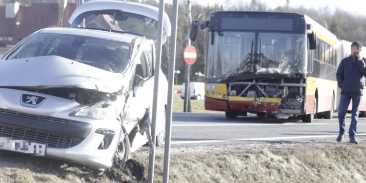 18.02.2022. Miedziana Góra. Kolizja auta osobowego z autobusem miejskim / Jarosław Kubalski / Radio Kielce