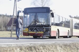 18.02.2022. Miedziana Góra. Kolizja auta osobowego z autobusem miejskim / Jarosław Kubalski / Radio Kielce