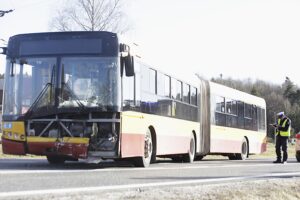 18.02.2022. Miedziana Góra. Kolizja auta osobowego z autobusem miejskim / Jarosław Kubalski / Radio Kielce