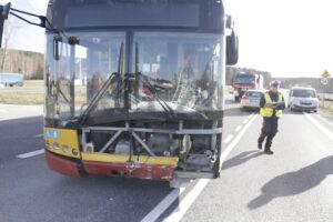 18.02.2022. Miedziana Góra. Kolizja auta osobowego z autobusem miejskim / Jarosław Kubalski / Radio Kielce