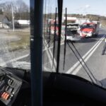 18.02.2022. Miedziana Góra. Kolizja auta osobowego z autobusem miejskim / Jarosław Kubalski / Radio Kielce