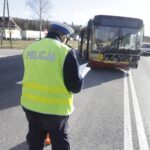 18.02.2022. Miedziana Góra. Kolizja auta osobowego z autobusem miejskim / Jarosław Kubalski / Radio Kielce