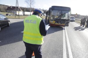 18.02.2022. Miedziana Góra. Kolizja auta osobowego z autobusem miejskim / Jarosław Kubalski / Radio Kielce