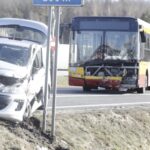 18.02.2022. Miedziana Góra. Kolizja auta osobowego z autobusem miejskim / Jarosław Kubalski / Radio Kielce