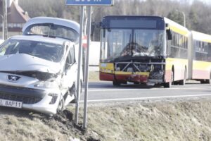 18.02.2022. Miedziana Góra. Kolizja auta osobowego z autobusem miejskim / Jarosław Kubalski / Radio Kielce